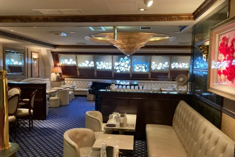 ロイヤルガーデンの店内