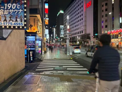 クロリスへの道順 7／8：左手三つ目の路地も超えて直進をします。