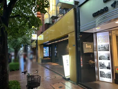 ファントムへの道順 10／10：右手に銀座ファントムの入る「ウォータータワービル」が出てきます。