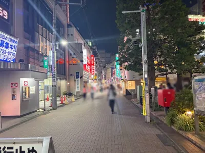 ルミナスへの道順 2／6：駅を背にして目の前の道路を右折します。