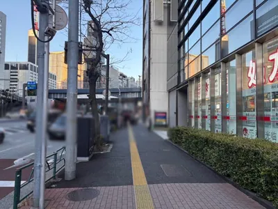 パピヨンへの道順 2／8：道路を左手に直進します。