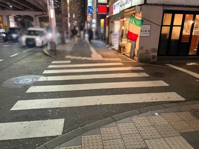 月ノ湊 （ツキノソウ）への道順 3／8：一つ目の右手路地を越えて直進します。