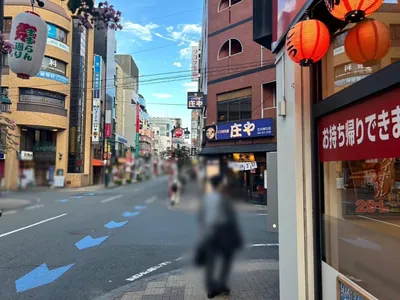ドレスラインへの道順 6／9：右手の二つ目の路地を右折します。