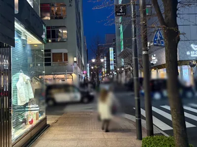オネスティへの道順 10／11：直進を続けると十字路に出るので横断歩道を渡らずに左折します。