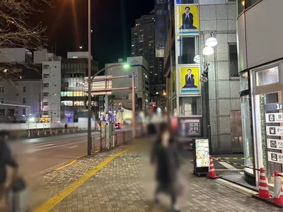 フェリスへの道順 4／8：右手二つ目の路地も超えて直進します。