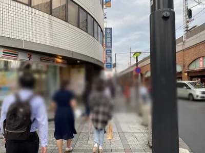 吉祥寺　チェルシーへの道順 3／5：線路を右手に直進します。