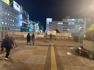 家忘 （カボウ）への道順 2／9：駅を背にし、突き当りまで直進します。
