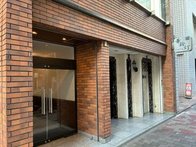 華鈴灯 （かりんとう）への道順 15／15：少し進むと左手に関内華鈴灯の入る「NGS弁天通」があります。
