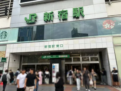 パーティーパーティーへの道順 1／8：「新宿駅」東口を出ます。