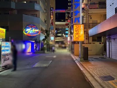 西日暮里　アンビシャスへの道順 5／6：左手一つ目の路地を超えて直進をします。
