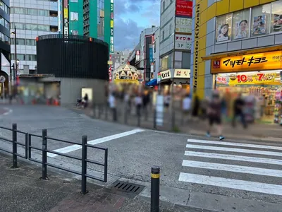 アマンへの道順 3／9：正面に横断歩道が出てくるので渡って直進します。