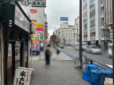 シュシュ 池袋西口店への道順 5／8：一つ目の路地を越えて直進します。