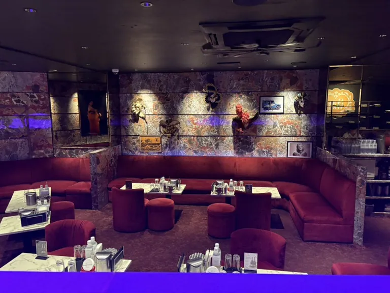 小岩　エンペラーズラウンジ （Emperor’s Lounge）の店内