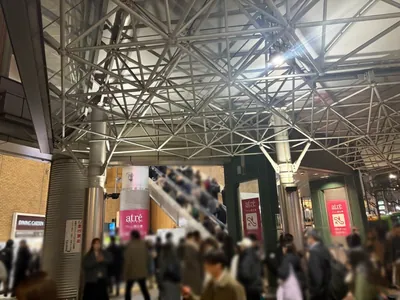 アイリスへの道順 1／8：「恵比寿駅」西口を出ます。