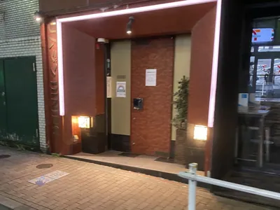 リムジンダイニングへの道順 6／6：そのまま直進をすると右手に六本木リムジンダイニングの入り口が出てきます。