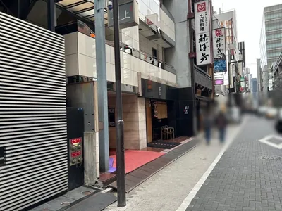 アマネへの道順 10／10：左折して左手の2件目が銀座アマネの入る「銀座誠和ビル」です。