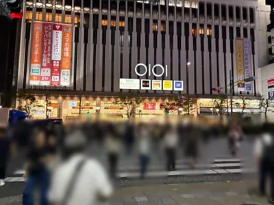 レブルへの道順 3／8：正面の横断歩道を渡ります。