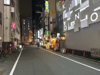 アムールへの道順 8／8：左折後、右手の一つ目のビルに五反田アムールが入ります。