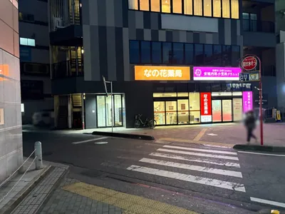 プランビーへの道順 3／5：左手路地を左折します。