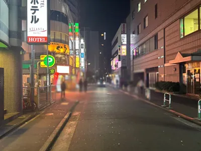 プラナへの道順 8／9：左手路地を超えて直進します。