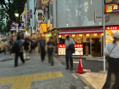 エースへの道順 3／4：一つ目の路地を越えて直進します。
