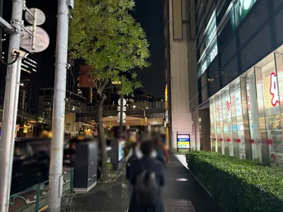 花友禅 （ハナユウゼン）への道順 2／10：駅を背にし、道路を左手にして直進します。