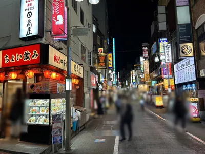 吉祥寺　スイートへの道順 3／4：左手の一つ目の路地を超えて直進します。