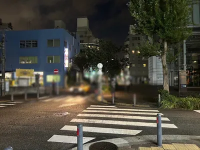 サロンドクラブへの道順 10／11：10個目の十字路も越えて直進を続けます。