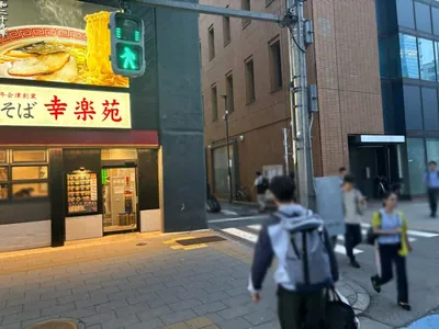秋葉原　あんりみてっどへの道順 4／7：渡ったら右手の路地を進みます。