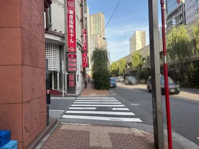 モノリスへの道順 8／10：「難波橋」の交差点から一つ目の左手路地を左折します。