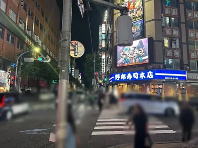 リュクセへの道順 10／12：直進すると「新宿区役所通り(風林会館)」の交差点に出るので右折します。