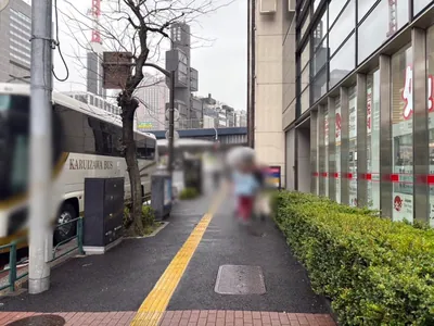 テアランデルへの道順 2／8：道路を左手に直進します。