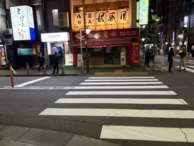 ハニービーへの道順 7／9：正面の横断歩道を渡ります。