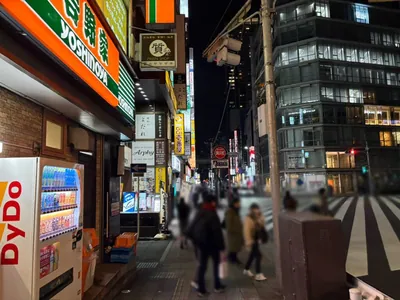 ジェネレーションへの道順 14／15：左手路地を越えて直進をします。