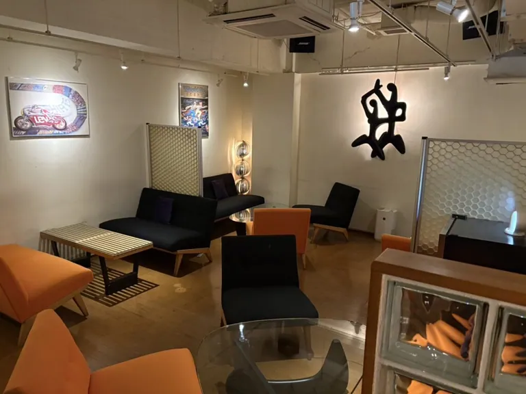ラウンジの店内