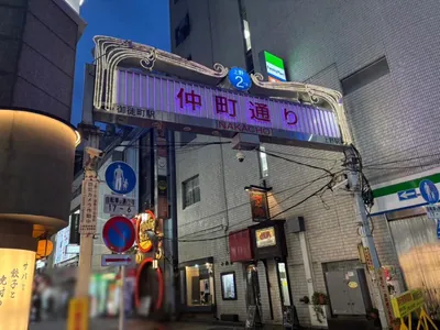アールクラブへの道順 4／8：二つ目の路地を左折して、仲町通りに入ります。