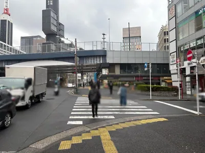 チックへの道順 3／10：一つ目の横断歩道を渡って直進を続けます。