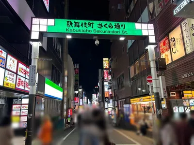 るーじゅ （ルージュ）への道順 6／17：一つ目の路地を左折し「さくら通り」に入ります。
