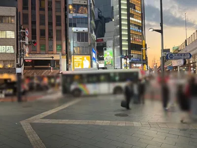 ララァへの道順 3／8：交差点へ出たら横断歩道を渡らずに左へ曲がります。