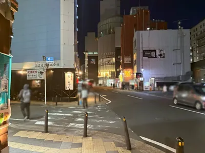 紫電 （シデン）への道順 10／13：十字路を超えて二つ目の路地を左折します。