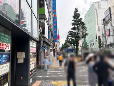グローブへの道順 7／11：左手の二つ目の路地を左折します。