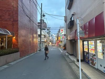 テラス　（Girl’s Bar TERRACE）への道順 4／8：左折後、直進します。