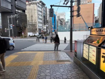 アユカワ （あゆかわ）への道順 4／10：高架下を通って二つ目の横断歩道も渡ります。