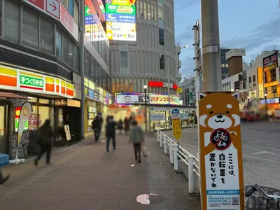 レインへの道順 2／5：ロータリーを右手にして直進します。