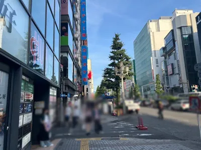 グレへの道順 7／13：左手の二つ目の路地も越えます。