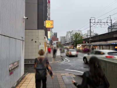 ゴッドへの道順 9／14：左手一つ目の路地を越えて直進をします。