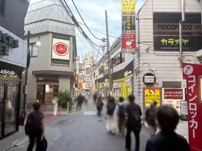 自由が丘　葉月 （ハヅキ）への道順 3／5：左手路地を越えて直進します。