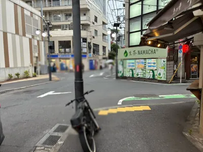 グランジュールへの道順 5／6：一つ目の十字路を越えて直進します。