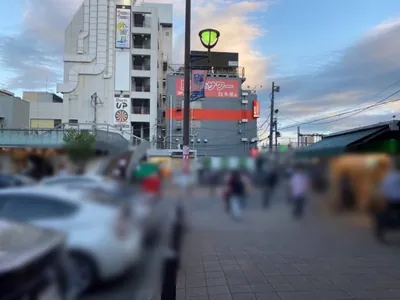 タントラへの道順 2／6：正面がロータリーなので左手にしてロータリー沿いを歩きます。
