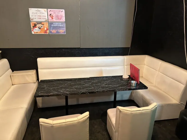 蕨 ラトゥールの店内